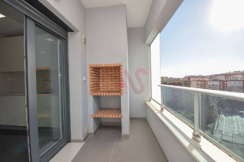 T3 Luxuoso no 9º andar nas Colinas do Cruzeiro, Lisboa com Garagem, Arrumos e cozinha Equipada