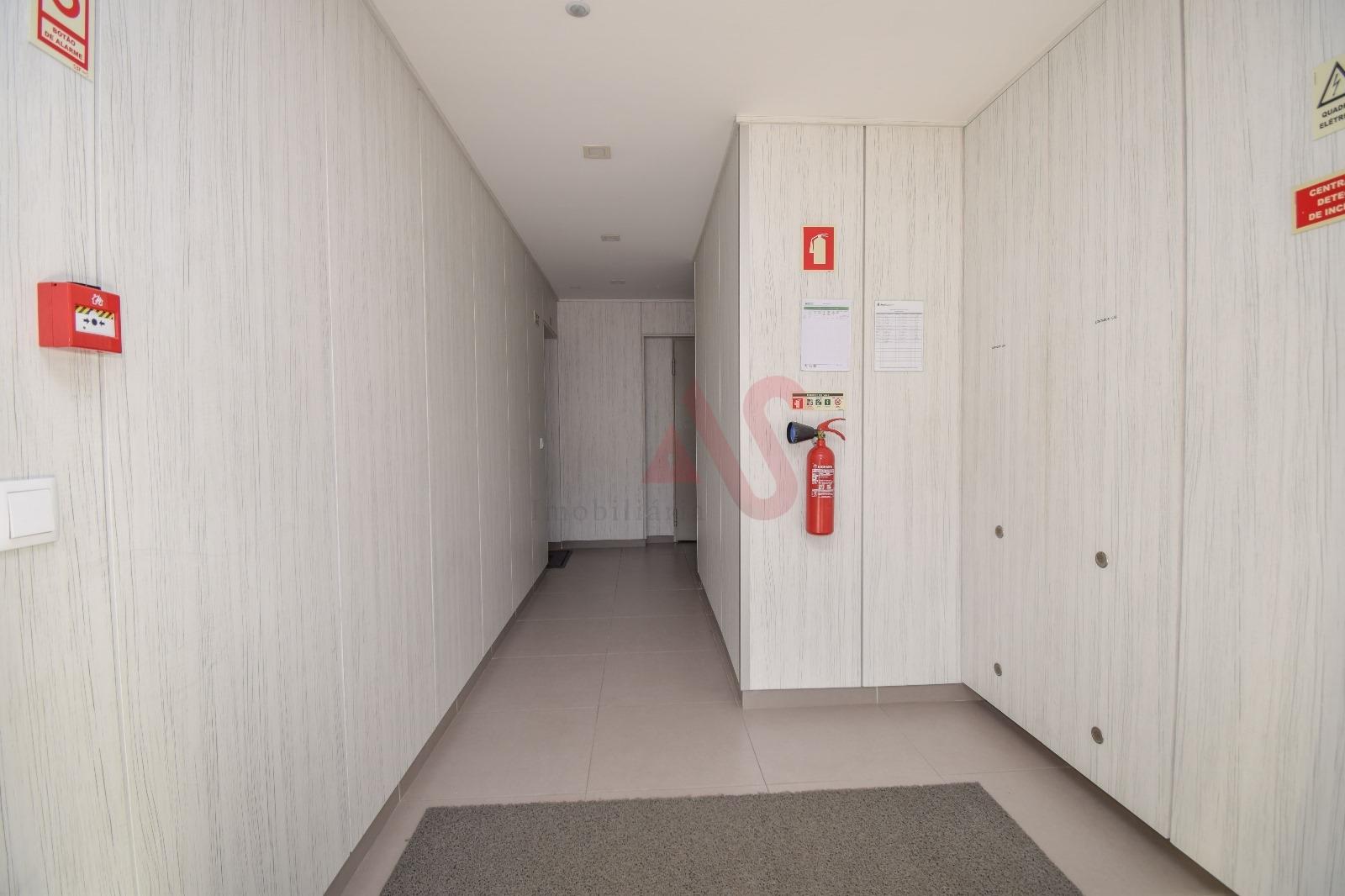 T3 Luxuoso no 9º andar nas Colinas do Cruzeiro, Lisboa com Garagem, Arrumos e cozinha Equipada