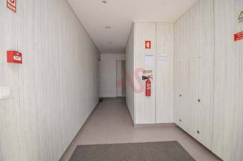 T3 Luxuoso no 9º andar nas Colinas do Cruzeiro, Lisboa com Garagem, Arrumos e cozinha Equipada