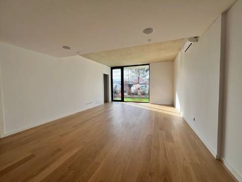 Apartamento T1 de LUXO com Terraço de 30 m² , 2 Roupeiros Embutidos,  em Oliveira de Azeméis