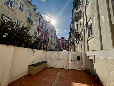 Apartamento T2 para Arrendamento, próximo do metro de Arroios em Lisboa