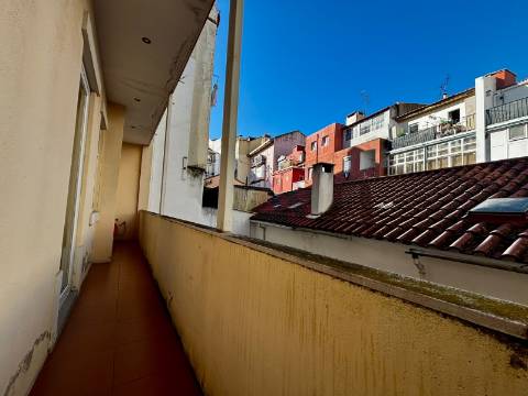 Apartamento T2 para Arrendamento, próximo do metro de Arroios em Lisboa