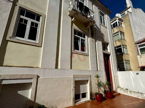 Apartamento T2 para Arrendamento, próximo do metro de Arroios em Lisboa