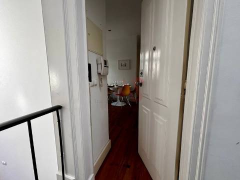 Apartamento T2 para Arrendamento, próximo do metro de Arroios em Lisboa