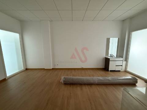 Escritório em Ermesinde, Valongo com 4 lugares de estacionamento para Arrendamento