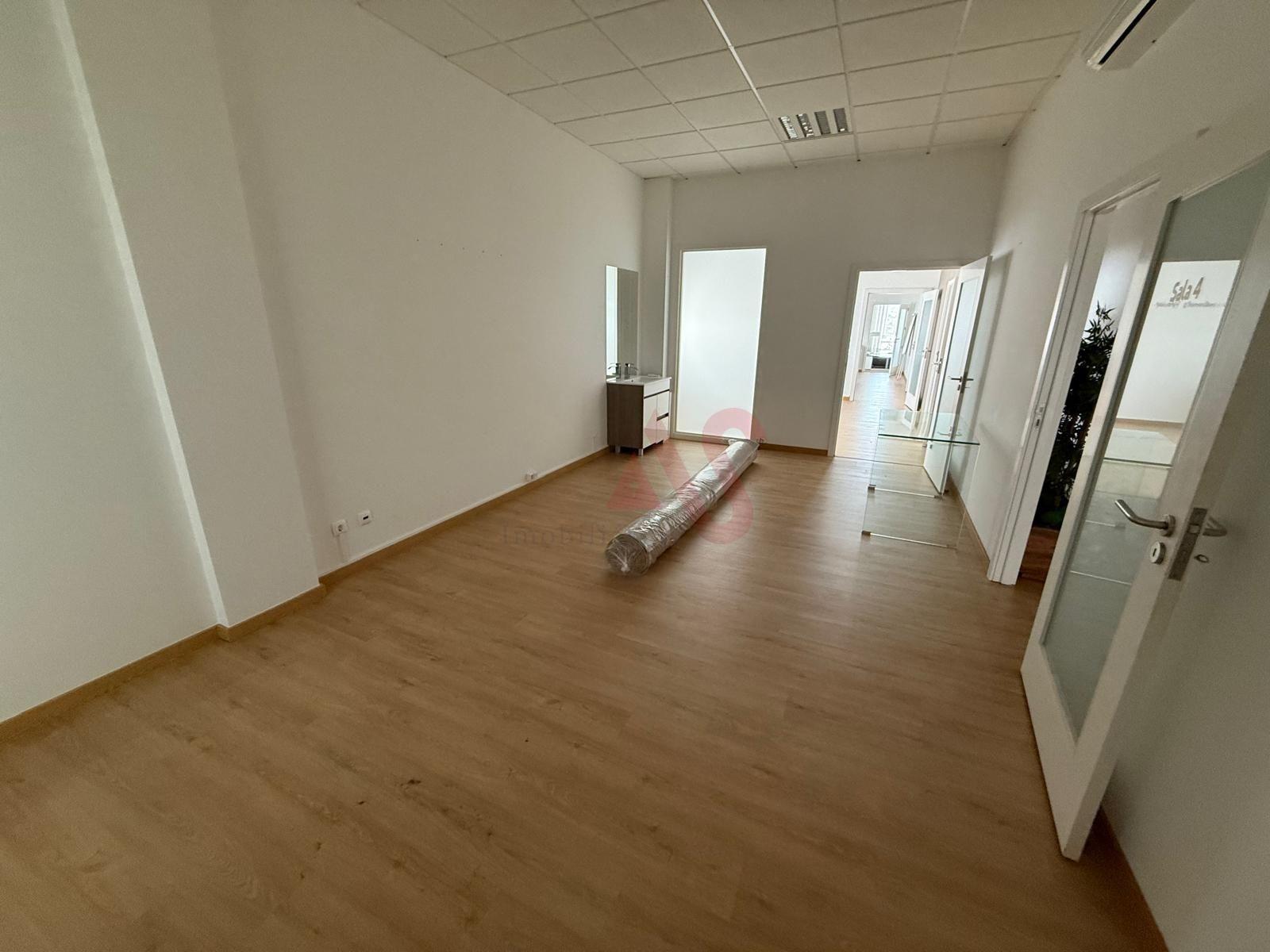 Escritório em Ermesinde, Valongo com 4 lugares de estacionamento para Arrendamento