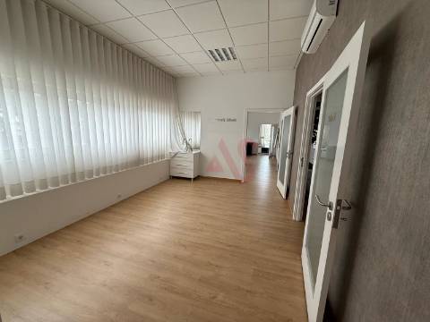 Escritório em Ermesinde, Valongo com 4 lugares de estacionamento para Arrendamento