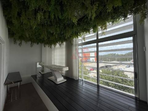 Escritório em Ermesinde, Valongo com 4 lugares de estacionamento para Arrendamento