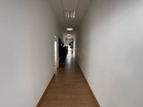 Escritório em Ermesinde, Valongo com 4 lugares de estacionamento para Arrendamento