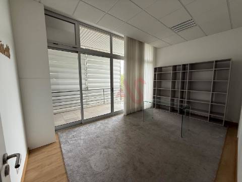 Escritório em Ermesinde, Valongo com 4 lugares de estacionamento para Arrendamento