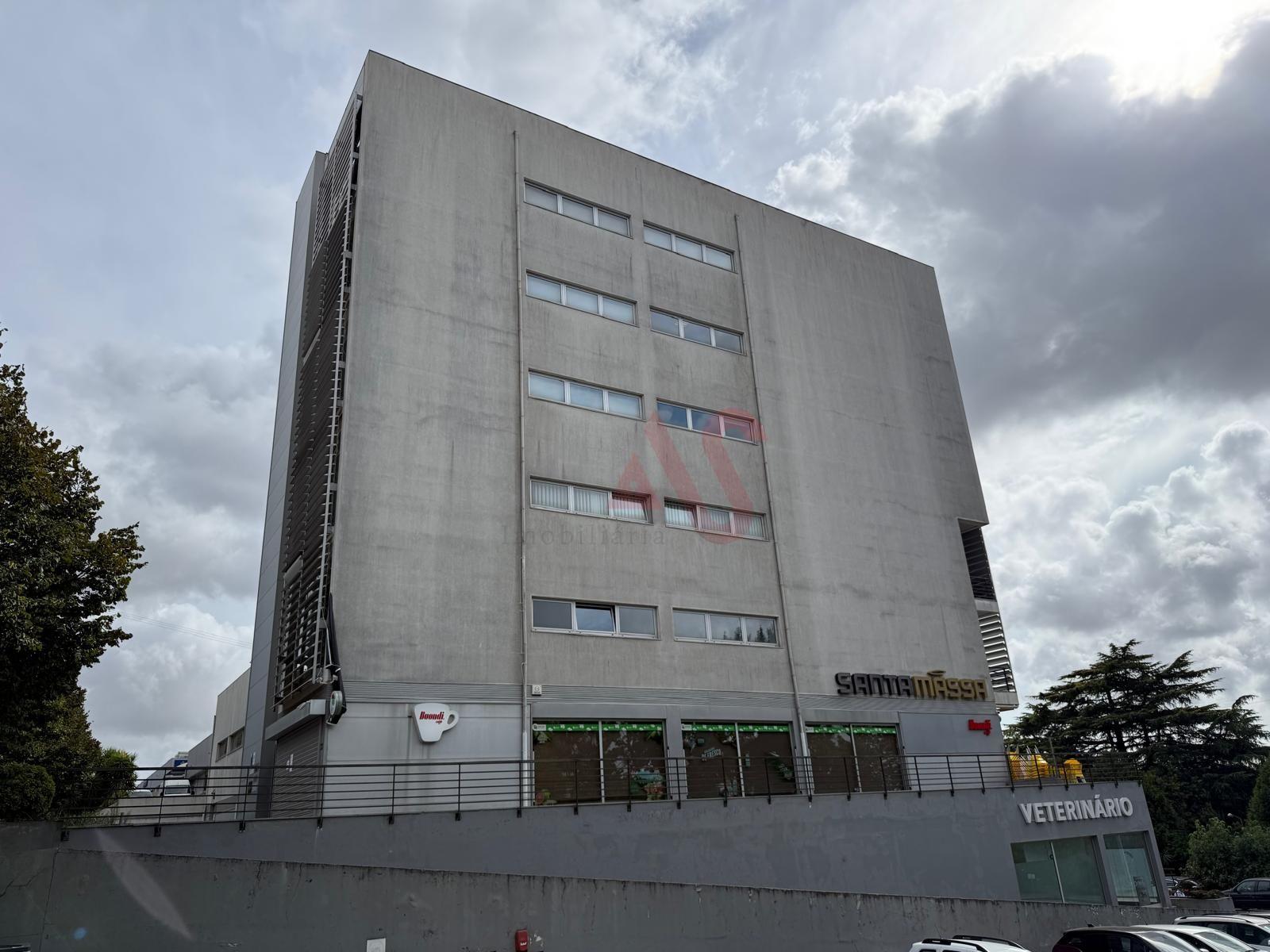 Escritório em Ermesinde, Valongo com 4 lugares de estacionamento para Arrendamento