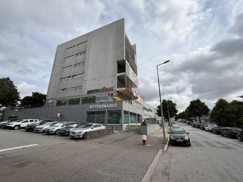Escritório em Ermesinde, Valongo com 4 lugares de estacionamento para Arrendamento