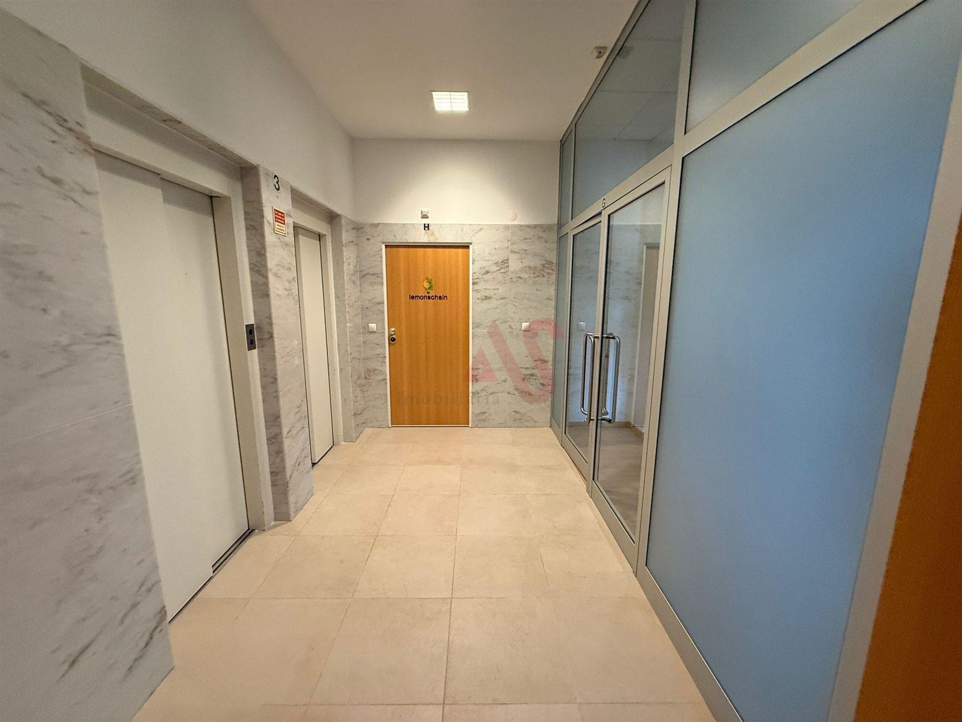 Escritório em Ermesinde, Valongo com 2 lugares de estacionamento para Arrendamento