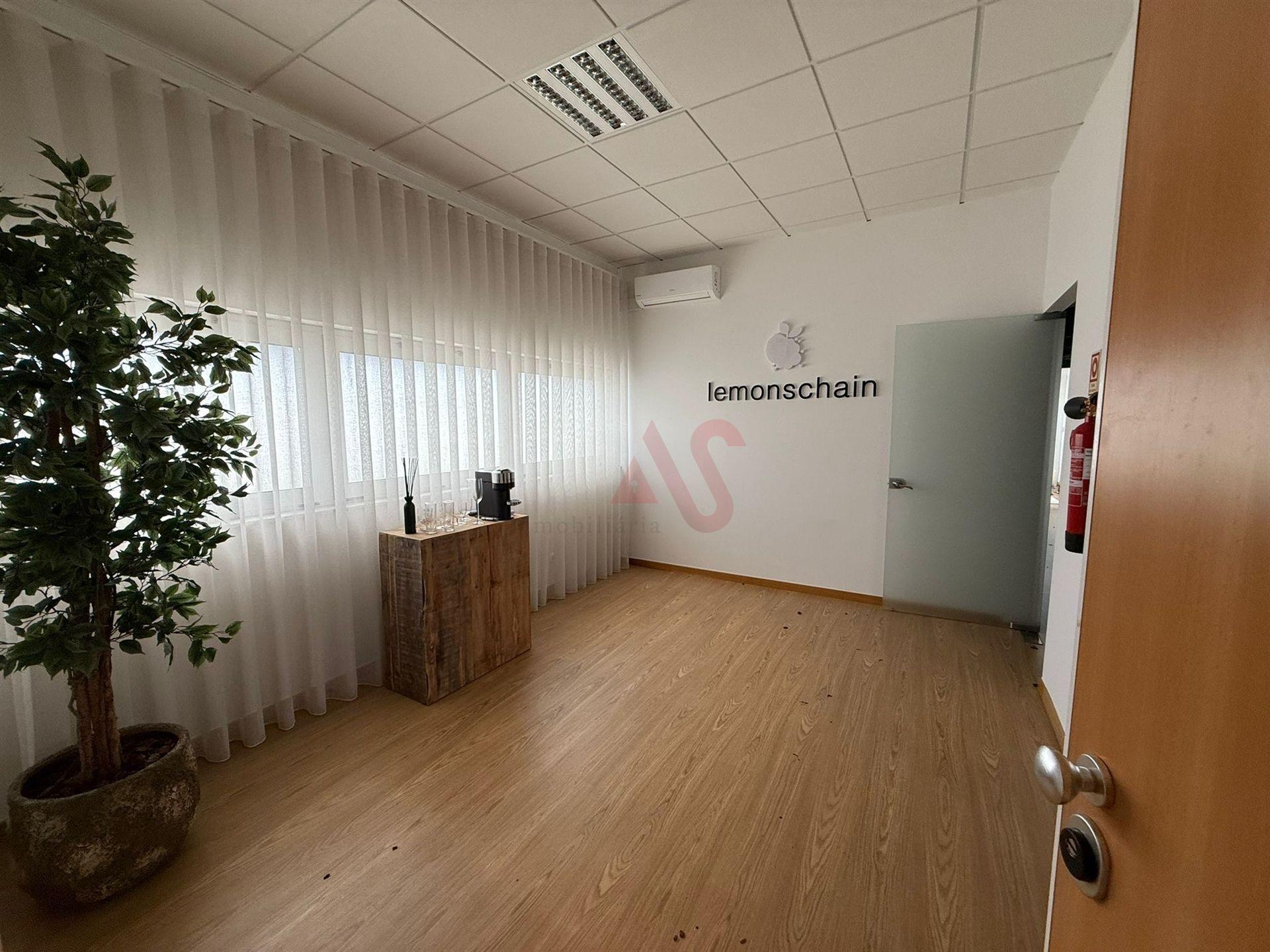 Escritório em Ermesinde, Valongo com 2 lugares de estacionamento para Arrendamento