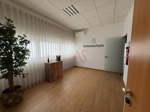 Escritório em Ermesinde, Valongo com 2 lugares de estacionamento para Arrendamento