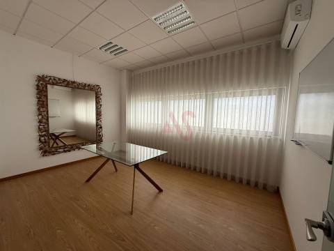 Escritório em Ermesinde, Valongo com 2 lugares de estacionamento para Arrendamento