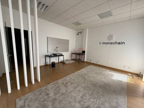 Escritório em Ermesinde, Valongo com 2 lugares de estacionamento para Arrendamento