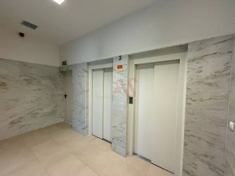 Escritório em Ermesinde, Valongo com 2 lugares de estacionamento para Arrendamento