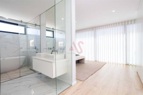 Moradia t4 com acabamentos de luxo, situada na vila de Fernão Ferro