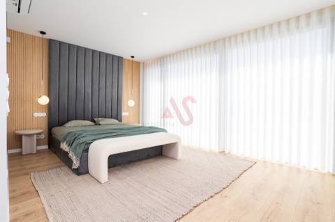 Moradia t4 com acabamentos de luxo, situada na vila de Fernão Ferro