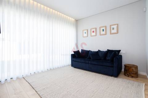 Moradia t4 com acabamentos de luxo, situada na vila de Fernão Ferro