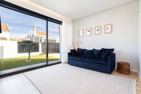 Moradia t4 com acabamentos de luxo, situada na vila de Fernão Ferro