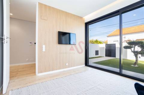 Moradia t4 com acabamentos de luxo, situada na vila de Fernão Ferro