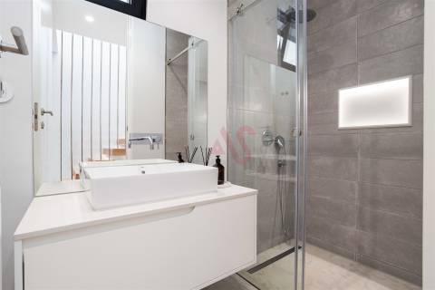 Moradia t4 com acabamentos de luxo, situada na vila de Fernão Ferro