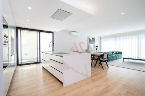 Moradia t4 com acabamentos de luxo, situada na vila de Fernão Ferro