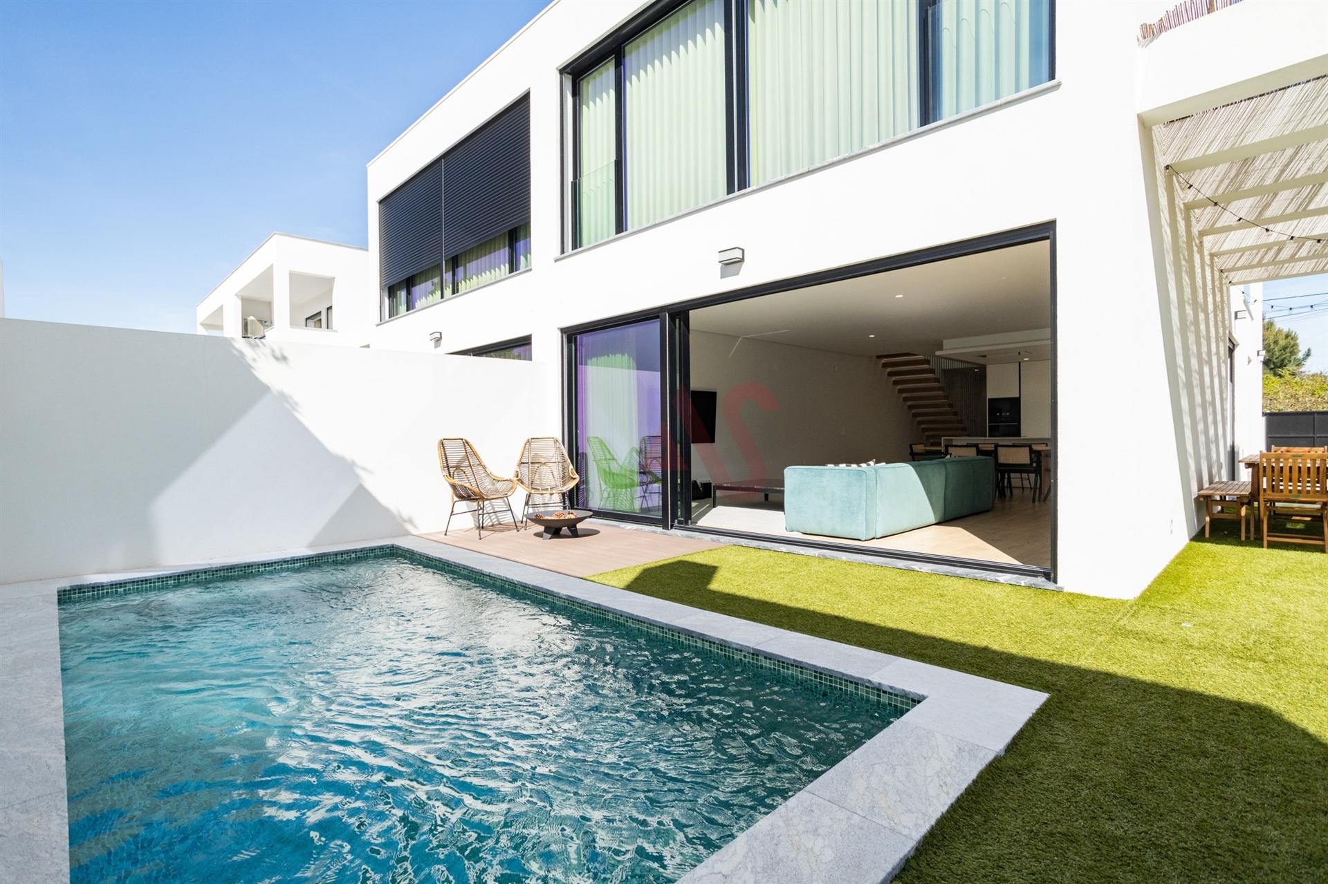 Moradia t4 com acabamentos de luxo, situada na vila de Fernão Ferro