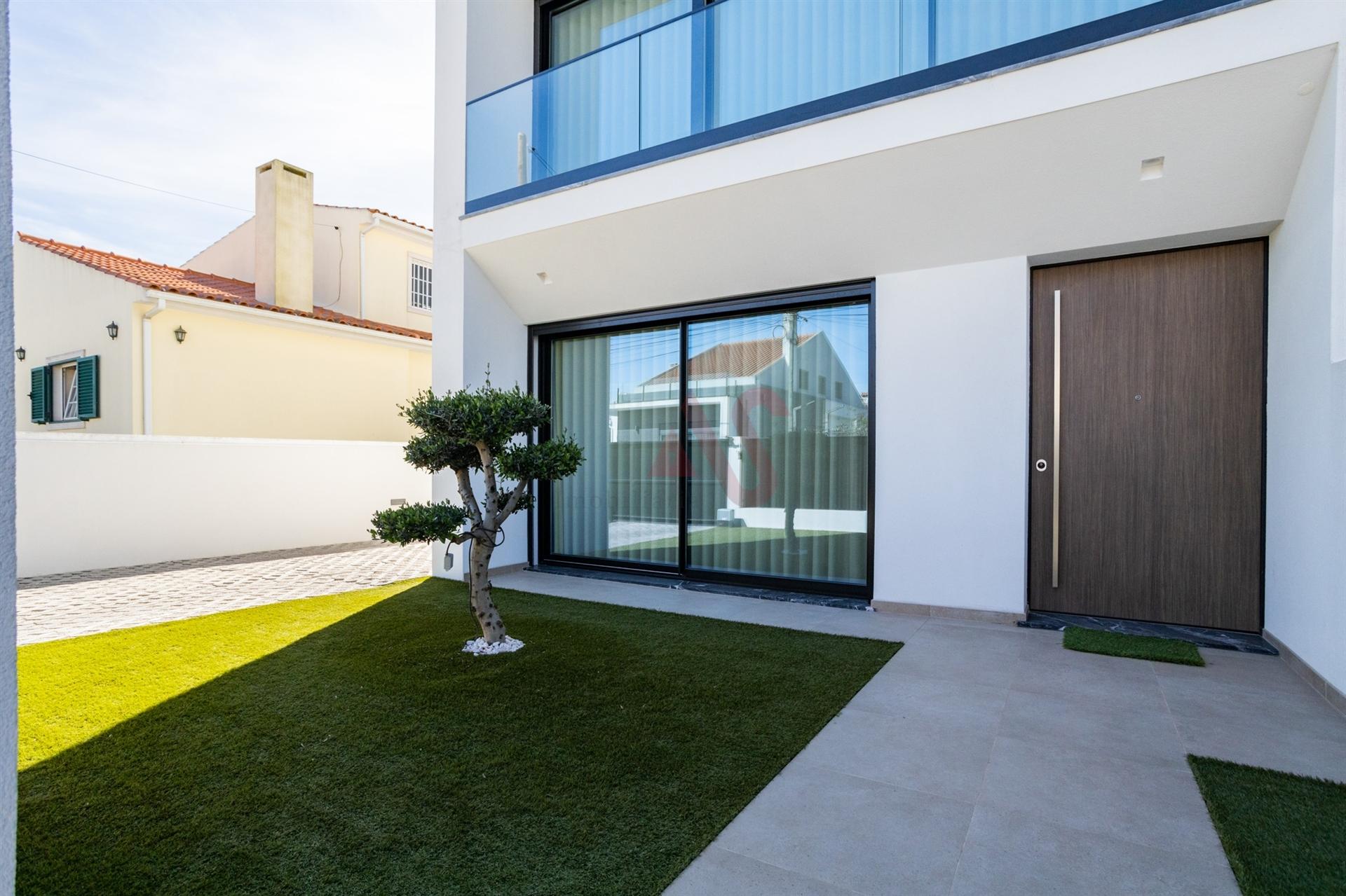 Moradia t4 com acabamentos de luxo, situada na vila de Fernão Ferro