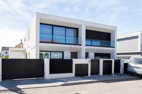 Moradia t4 com acabamentos de luxo, situada na vila de Fernão Ferro