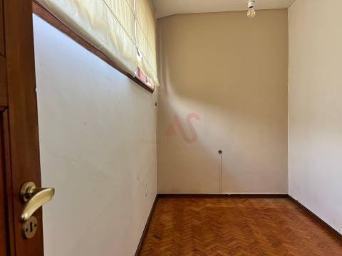 Apartamento T4 + 1 Duplex para Restauro | Foz do Douro | 132 m² | 600.000€