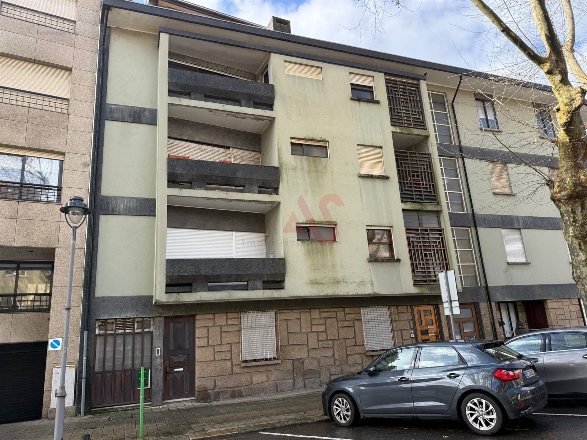 Apartamento T4 + 1 Duplex para Restauro | Foz do Douro | 132 m² | 600.000€