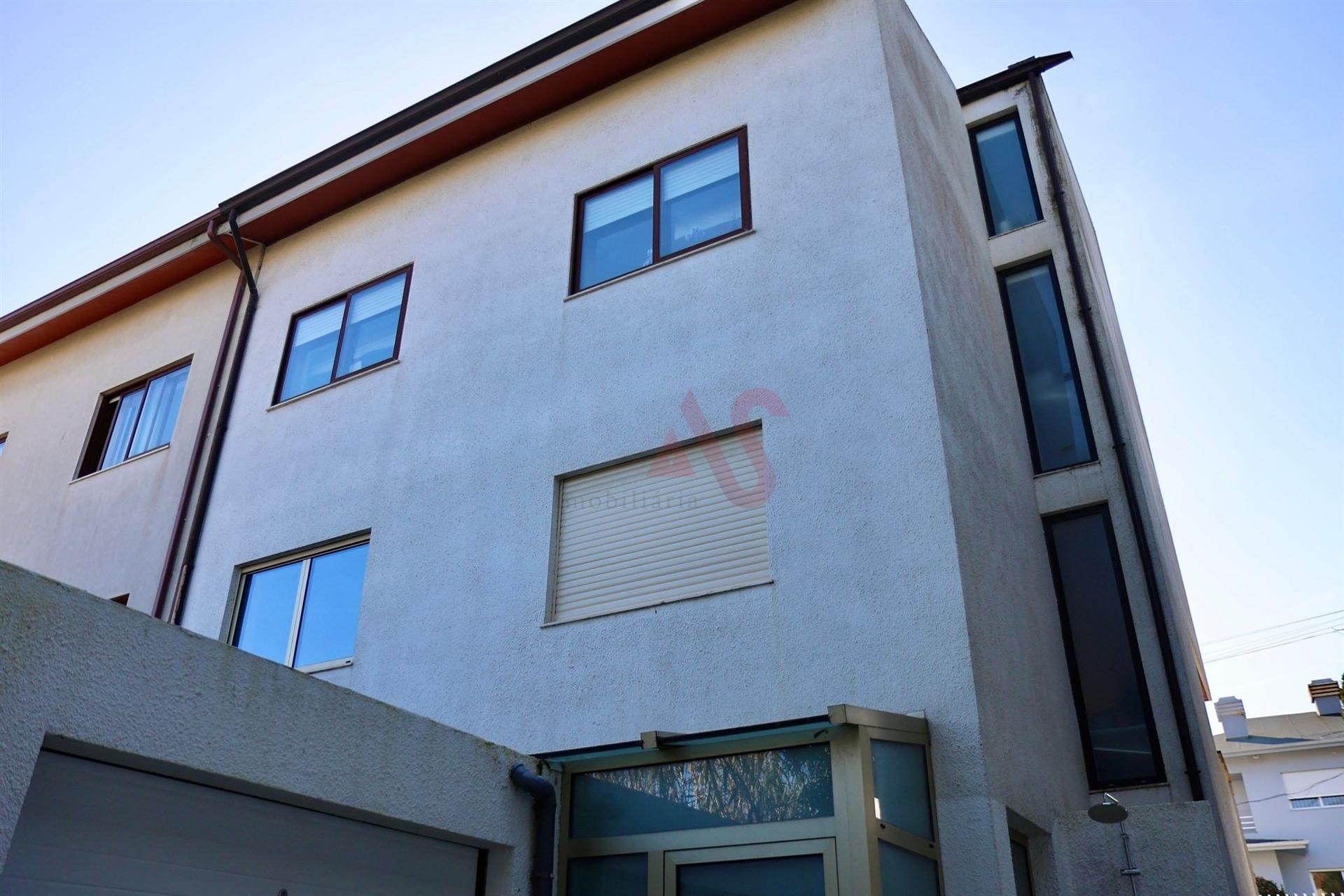 T5 Duplex em Leça da Palmeira – Excelente Localização | 195 m² | 2 Pisos