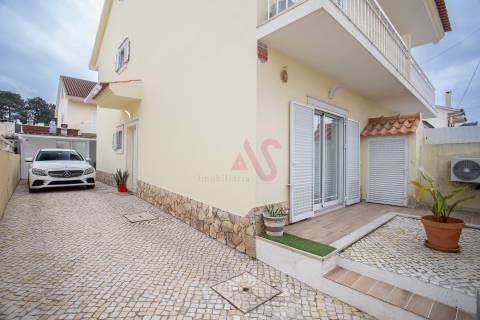 Moradia Geminada com Sótão, Terraço e Espaço Exterior | Quinta do Conde
