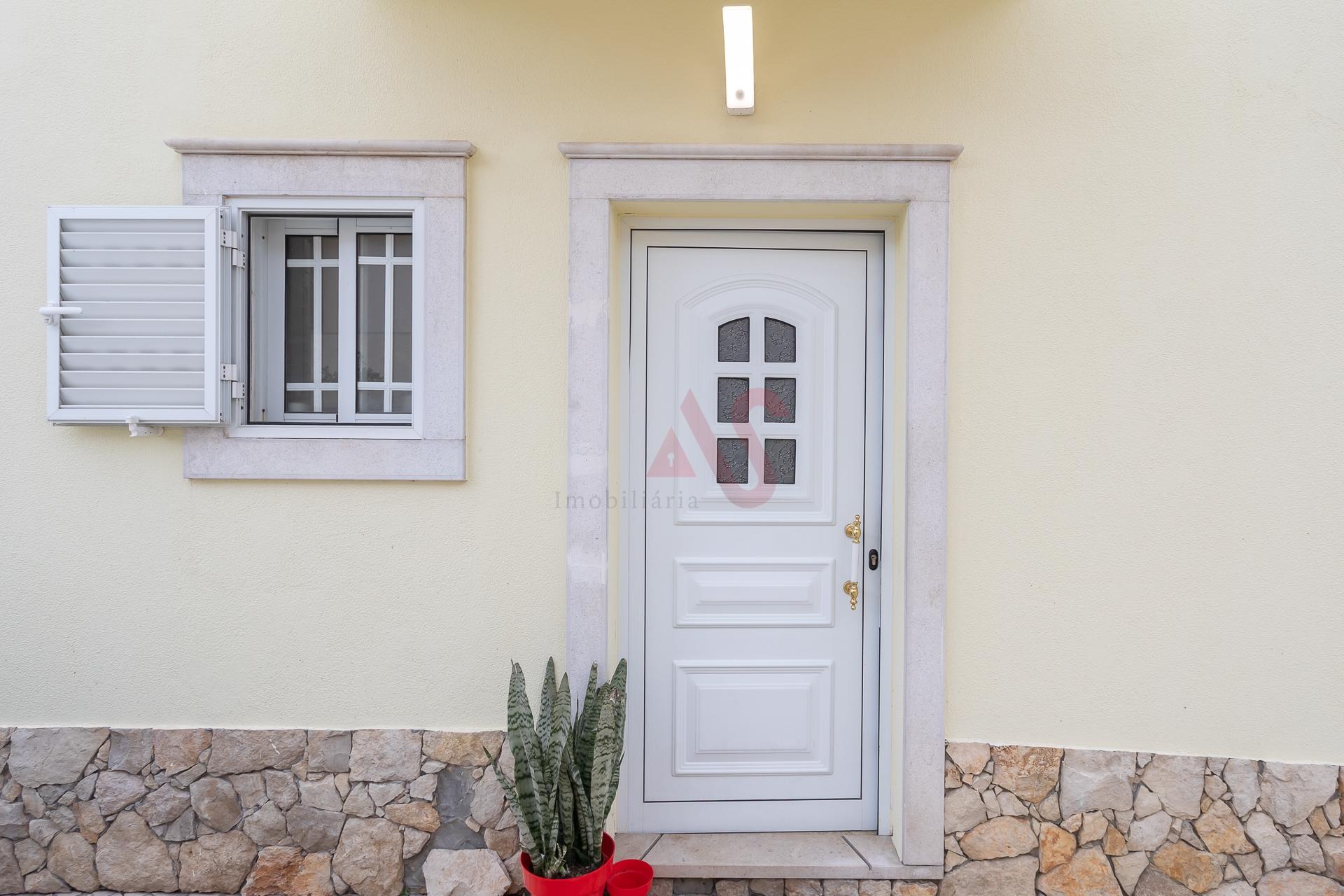 Moradia Geminada com Sótão, Terraço e Espaço Exterior | Quinta do Conde