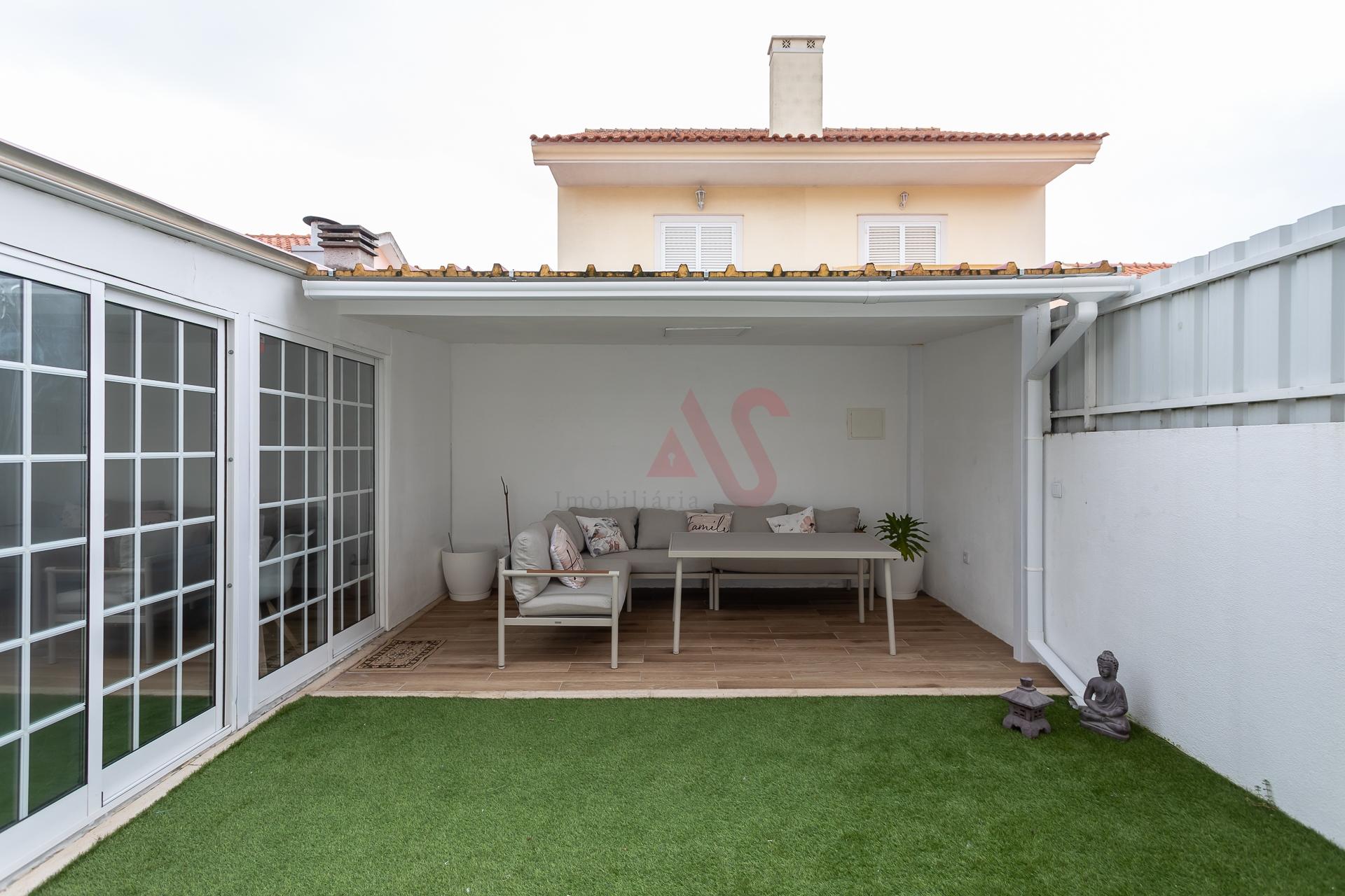 Moradia Geminada com Sótão, Terraço e Espaço Exterior | Quinta do Conde