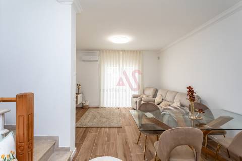 Moradia Geminada com Sótão, Terraço e Espaço Exterior | Quinta do Conde