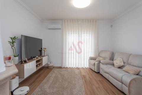 Moradia Geminada com Sótão, Terraço e Espaço Exterior | Quinta do Conde