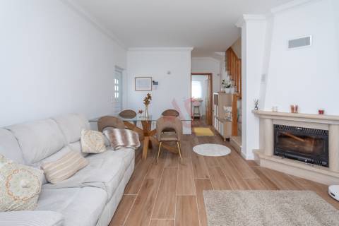 Moradia Geminada com Sótão, Terraço e Espaço Exterior | Quinta do Conde