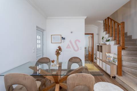 Moradia Geminada com Sótão, Terraço e Espaço Exterior | Quinta do Conde