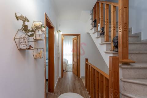 Moradia Geminada com Sótão, Terraço e Espaço Exterior | Quinta do Conde