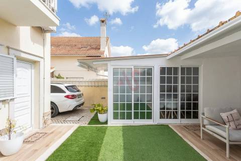 Moradia Geminada com Sótão, Terraço e Espaço Exterior | Quinta do Conde