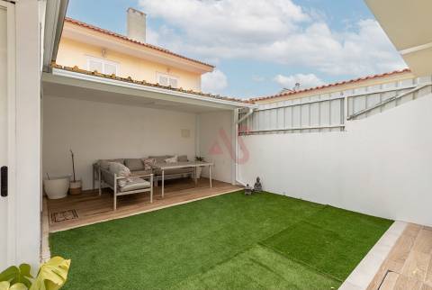 Moradia Geminada com Sótão, Terraço e Espaço Exterior | Quinta do Conde