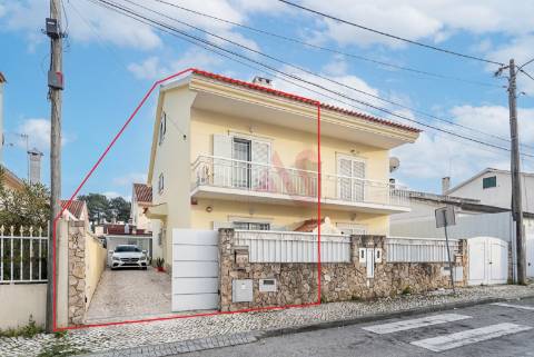 Moradia Geminada com Sótão, Terraço e Espaço Exterior | Quinta do Conde