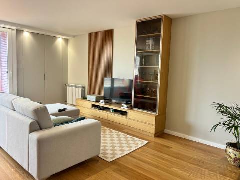 Apartamento T2 na Foz do Douro na 2ª linha de praia