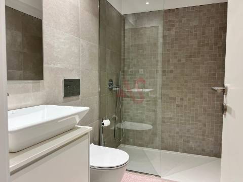 Apartamento T2 na Foz do Douro na 2ª linha de praia