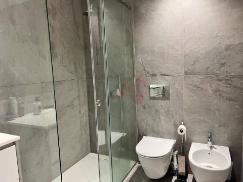 Apartamento T2 na Foz do Douro na 2ª linha de praia