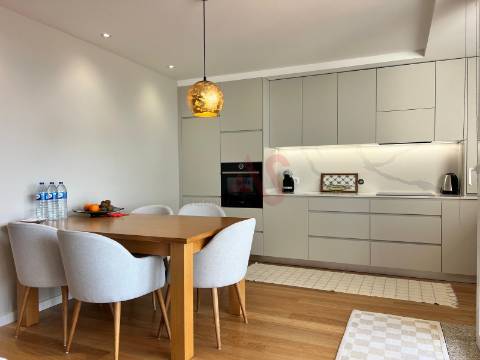 Apartamento T2 na Foz do Douro na 2ª linha de praia